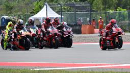Pembalap Ducati, Marc Maruqez memacu motornya saat sesi pemanasan menjelang race MotoGP Mandalika 2025 di Sirkuit Internasional Pertamina Mandalika, Lombok, NTB, Minggu (5/10/2025). (AFP/Sonny Tumbaleka)