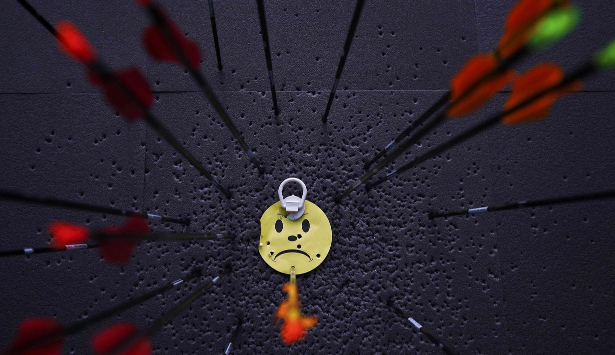 Ikon lucu ditempel di papan target saat masa pemanasan perlombaan panahan nomor individual putra Pesta Olah raga Eropa 2015 di Baku, Azerbaijan. Senin (22/6). (REUTERS/Kai Pfaffenbach)