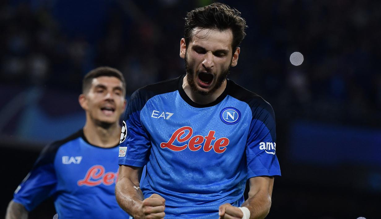 Khvicha Kvaratskhelia. Sayap kiri Georgia berusia 21 tahun ini baru bergabung dengan Napoli pada awal musim 2022/2023 usai didatangkan dari klub Georgia Dinamo Batumi dengan nilai transfer 10 juta euro. Di fase grup Liga Champions 2022/2023 ia telah menyumbang 2 gol dan 3 assist dari 4 penampilan. Seperti Frank Anguissa, ia juga hanya absen di matchday ke-5 saat Napoli menang 3-0 atas tamunya Glasgow Rangers (26/10/2022). (AFP/Filippo Monteforte)