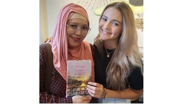 Sang penulis novel Merindu Cahaya De Amstel juga memberikan pujian kepada gadis 19 tahun ini.
