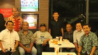 Para legenda Persija Jakarta dan timnas Indonesia bereuni dadakan di restoran cepat saji. Seperti apa ceritanya?