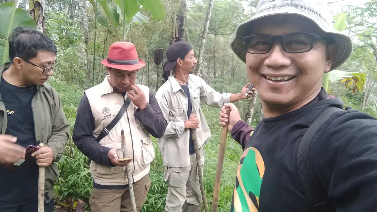 Pendamping program Perhutanan Sosial, Pendamping Desa, Kelompok Tani dan relawan masyarakat hutan tengah melakukan survei lapangan yang akan diajukan dalam program Perhutanan Sosial KLHK RI. (Liputan6.com/Jayadi Supriadin)