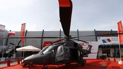 Sebuah helikopter militer tipe AW149 buatan AugustaWestland dipajang dalam sebuah pameran di Kielce, Polandia, (2/9/2014). (REUTERS/Kacper Pempel)