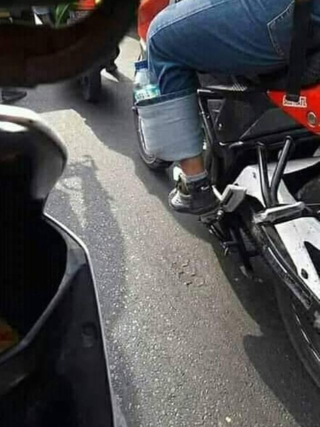 6 Kelakuan Tidak Biasa Saat Naik Motor, Bikin Enggak Habis Pikir