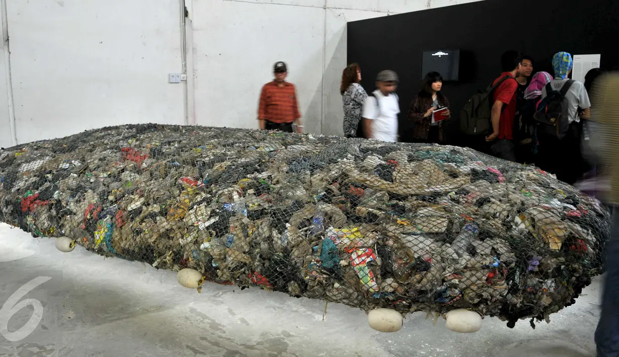Pameran Jakarta Biennale bertema Maju Kena Mundur Kena di Gudang Sarinah, Jakarta, Sabtu (14/11/2015). Pameran ini diikuti seniman dari dalam dan luar negeri. Pameran berlangsung dari 15 November 2015 - 17 Januari 2016. (Liputan6.com/ Gempur M Surya)