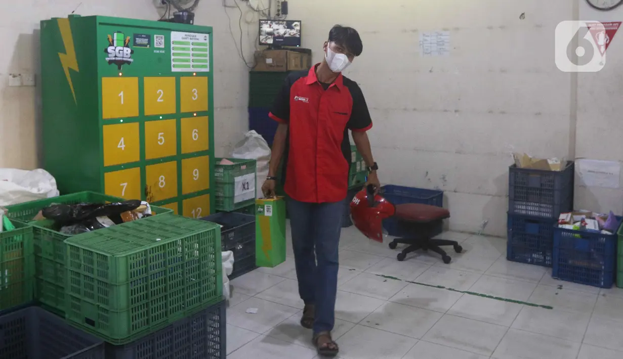Kurir menukar baterai sepeda motor listrik dengan yang sudah penuh terisi di salah satu gerai ekspedisi jasa di kawasan Jakarta, Senin (5/9/2022). Selain untuk mengikuti anjuran pemerintah, penggunaan motor listrik pada kurir di perusahaan ekspedisi jasa tersebut bertujuan untuk menekan biaya operasional di tengah kenaikan harga bahan bakar minyak (BBM). (Liputan6.com/Herman Zakharia)