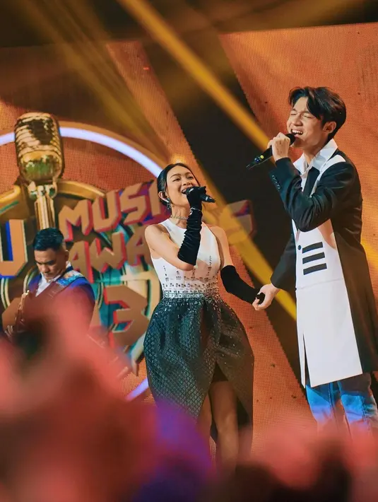 Zara dan Kiesha saat mengisi acara SCTV Music Awards 2023 pada bulan Mei 2023. Keduanya juga kerap tampil bersama di panggung. [Instagram/zara_leola_official]