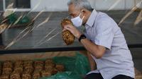 Gubernur Jateng Ganjar Pranowo mengecek kondisi tembakau hasil panen pertanian di gudang rokok Temanggung, Selasa (25/8/2020). (Foto : Liputan6.com/Felek Wahyu)