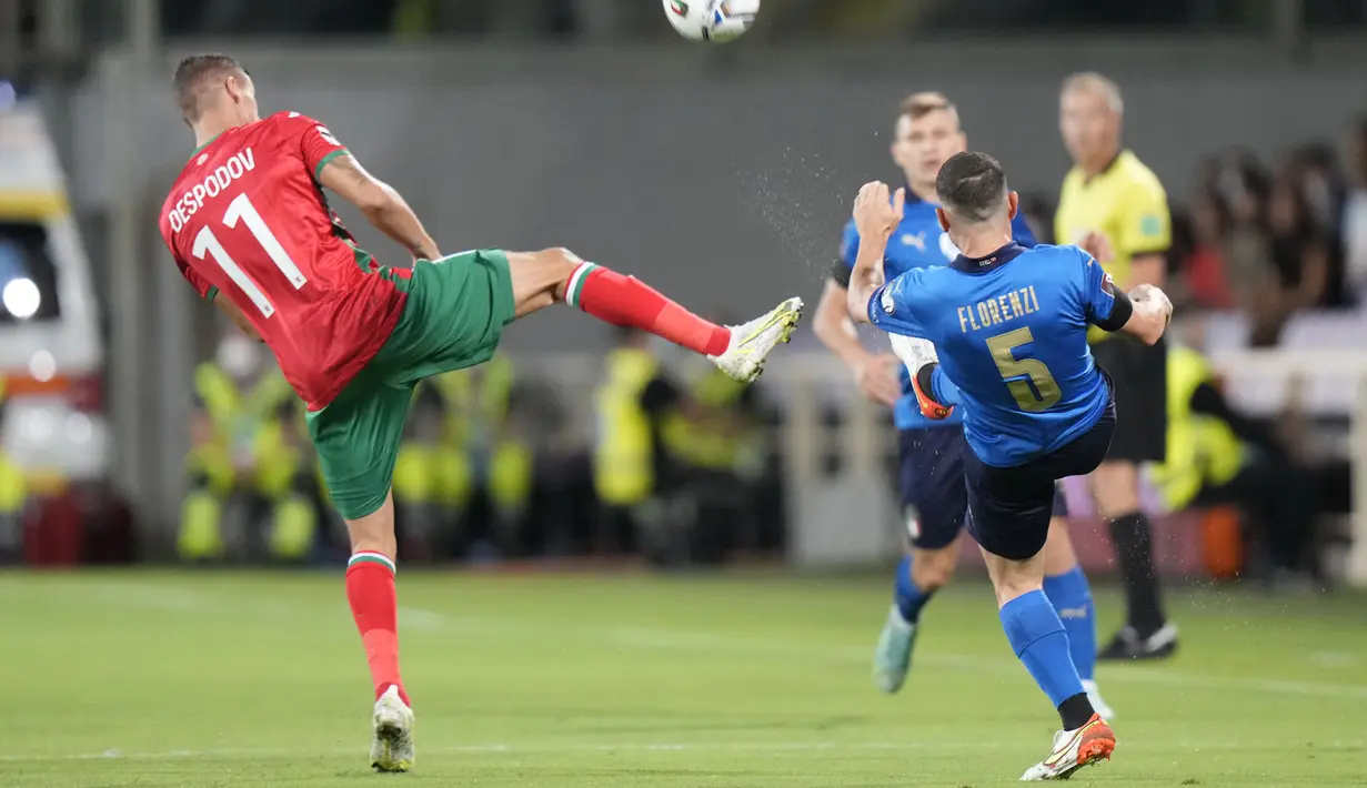 Pemain Italia Alessandro Florenzi (kanan) berebut bola dengan pemain Bulgaria Kiril Despodov pada pertandingan sepak bola Grup C kualifikasi Piala Dunia 2022 di Stadion Artemio Franchi, Florence, Italia, Kamis (2/9/2021). Pertandingan berakhir dengan skor 1-1. (AP Photo/Luca Bruno)