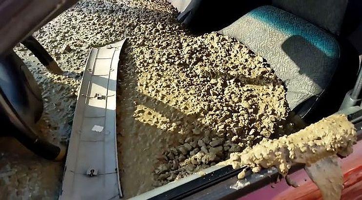 Seorang suami menyewa truk molen dan mengisi kabin mobil istrinya dengan semen. (CEN/Megapolis)