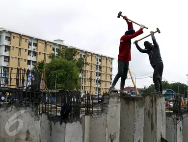 Pekerja merapikan dinding turap yang dipasang di Kali Gendong, Penjaringan, Jakarta, Senin (10/10). Pemasangan itu untuk menguatkan dinding kali agar tidak longsor sekaligus sebagai salah satu antisipasi banjir Ibu Kota. (Liputan6.com/Gempur M Surya)