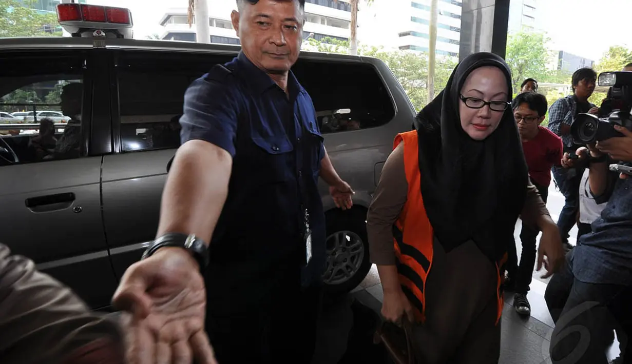 Gubernur Banten non aktif, Ratu Atut Chosiyah saat tiba di Gedung KPK, Jakarta, Rabu (5/11/2014). (Liputan6.com/Miftahul Hayat)