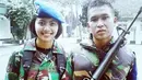 Gelandang PS TNI, Erwin Ramdani, foto memegang senjata dengan seragam TNI. (Instagram)