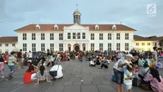 Sejumlah pengunjung berwisata di kawasan wisata Kota Tua, Jakarta, Selasa (27/6). Memasuki libur lebaran hari ke-3, kawasan wisata Kota Tua penuh dikunjungi warga. (Liputan6.com/Yoppy Renato)