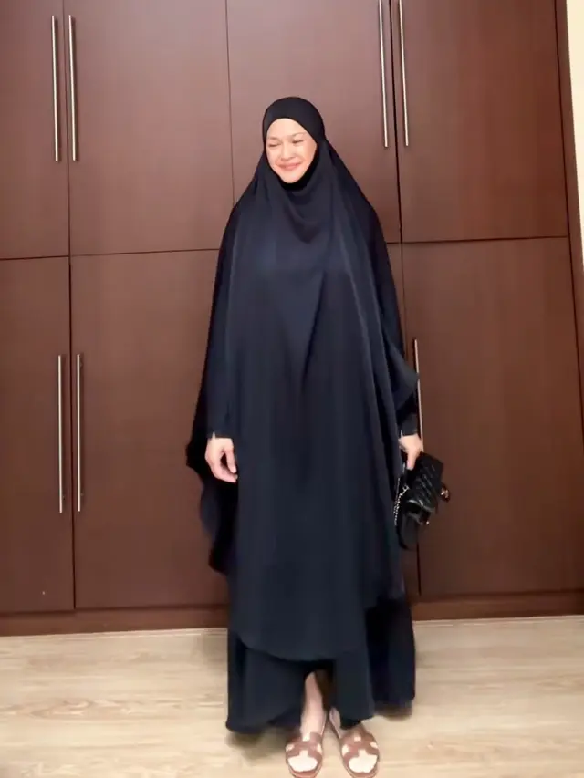 Potret Donna Harun Dibalut Abaya dan Khimar. [@donnaharunofficial]