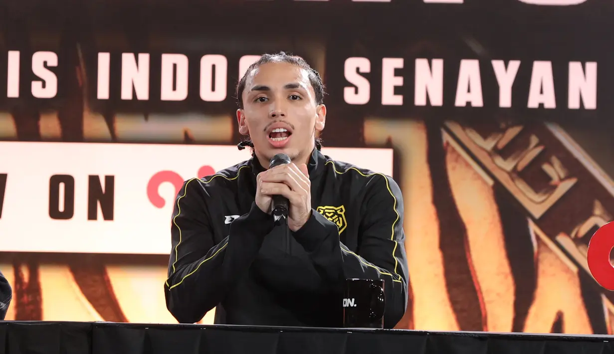 Ajang ini merupakan pertemuan kedua antara Indonesia dan Malaysia. Tampak dalam foto, petarung Mixed Martial Arts (MMA) asal Malaysia, Putra Abdullah saat memberi keterangan terkait Byon Combat Showbiz Vol. 6 di Tennis Indoor, Senayan, Jumat (21/11/2025). (Bola.com/M Iqbal Ichsan)