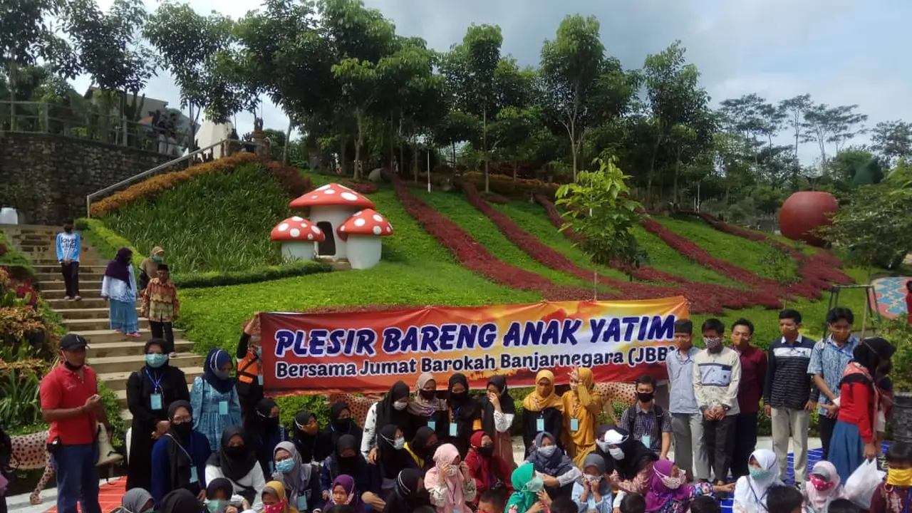 Yayasan Jumat Barokah Banjarnegara (JBB), Minggu (3/1/2021) mengajak 80 anak yatim di Banjarnegara untuk mengikuti kegiatan ‘Plesir Bareng Yatim’. (Foto: Liputan6.com/Heni Purwono)