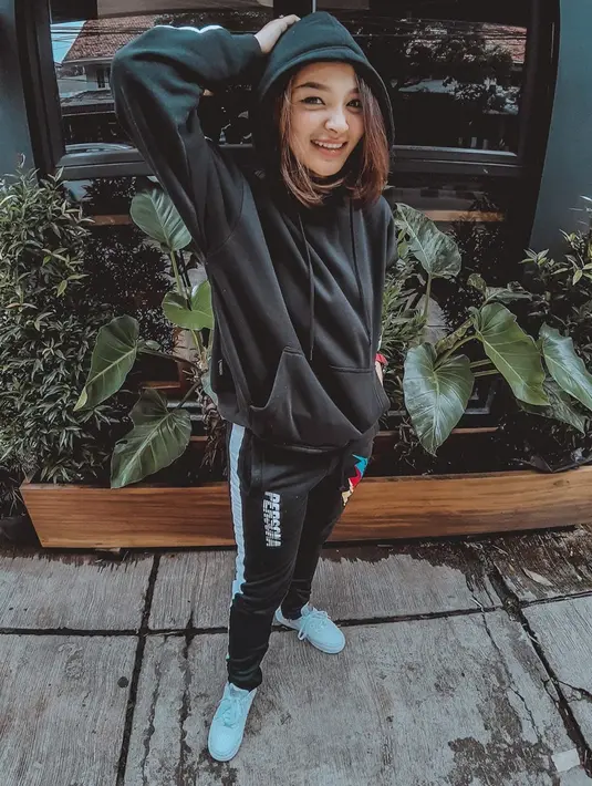 Wanita yang dijuluki Ratu Nyinyir ini mencuri perhatian publik. Lantaran videonya yang menyindir mantan itu viral di sosial media. Kini ia tampil sporty dengan jaket berwarna hitam dan celana hitam. (Liputan6.com/IG/@revinavt)