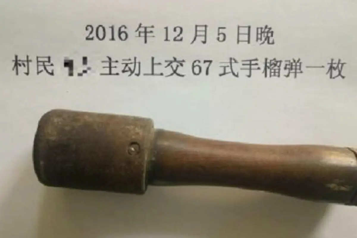 Granat yang digunakan seorang pria asal China