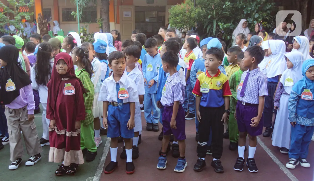 Siswa-siswi baru yang masuk kelas satu terlihat mencolok karena mengenakan baju seragam berbeda. (merdeka.com/Arie Basuki)