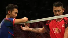 Tatapan Jonatan membuat Lin Dan tertunduk saat  laga Indonesia Open 2016 di Istrora Senayan, Jakarta, Kamis (2/6/2016). (Bola.com/Nicklas Hanoatubun)