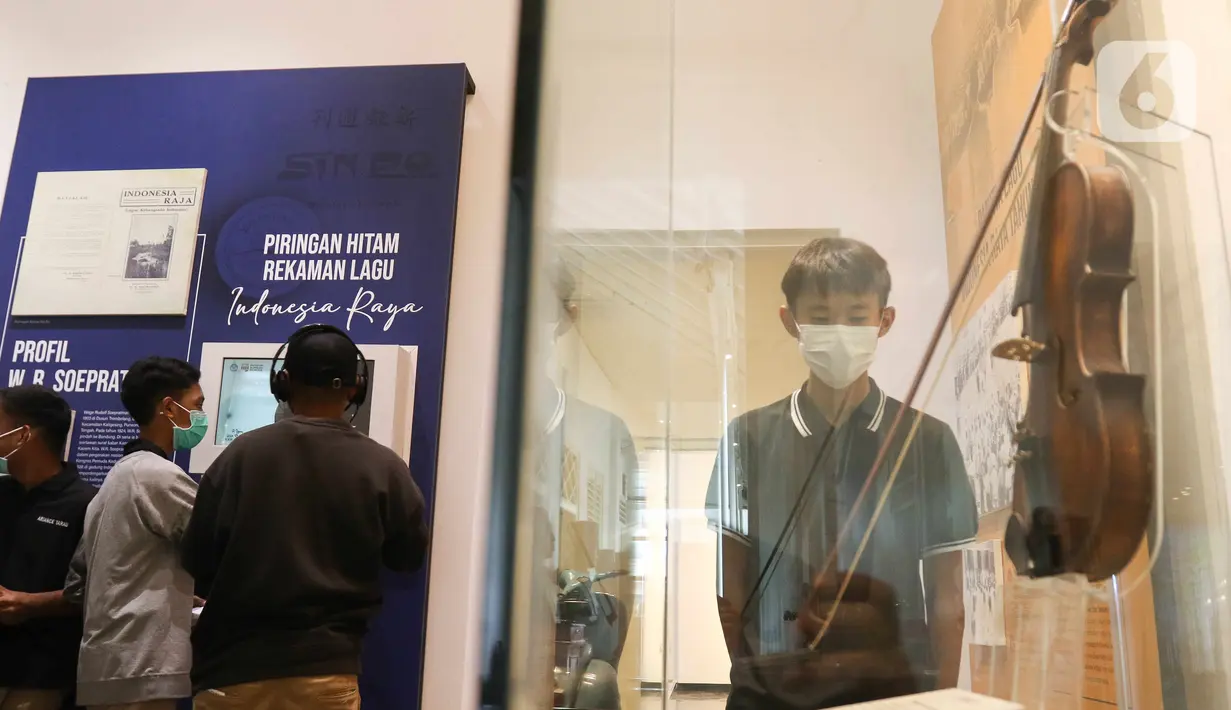 Pelajar mengamati koleksi di Museum Sumpah Pemuda, Jakarta, Kamis (27/10/2022). Jelang peringatan Hari Sumpah Pemuda, museum tersebut ramai dikunjungi pelajar sebagai tujuan wisata edukasi yang memberikan wawasan tentang hari bersejarah ikrar Sumpah Pemuda saat Kongres Pemuda II yang digelar pada 27-28 Oktober 1928. (Liputan6.com/Herman Zakharia)