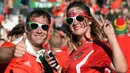 Suporter Wales pantas bergembira karena untuk pertama kalinya Wales lolos dari fase grup Piala Eropa. (AFP/Remy Gabalda)