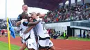 Kemenangan ini membuat Persija berada di peringkat kedua dengan meraih 41 poin dari 19 laga. Raihan poin Persija menyamai Persib Bandung yang belum memainkan laga pekan ke-19. Tampak dalam foto, pemain Persija merayakan gol yang dicetak Gustavo Almeida Dos Santos (kanan) saat melawan Persita pada pertandingan pekan ke-19 BRI Super League 2025/2026 di Indomilk Arena, Tangerang, Banten, Jumat (30/1/2026). (Bola.com/M Iqbal Ichsan)