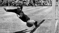 Maulwi Saelan saat beraksi bersama Timnas Indonesia di Olimpiade 1956 Melbourne, Australia. (Bola.com/Dok. Pribadi)