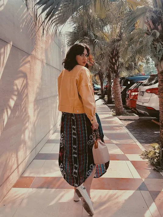 Gaya vintage sendiri identik dengan kesan feminin. Penggunaan busana bernuansa lembut dan aksesoris unik menjadi ciri khas dari gaya vintage. Abby konsisten menggunakan gaya ini sejak dulu hingga kini. Gayanya ini kerap dibagikan ke akun Instagram-nya.  (Liputan6.com/IG/@galabbythahira)