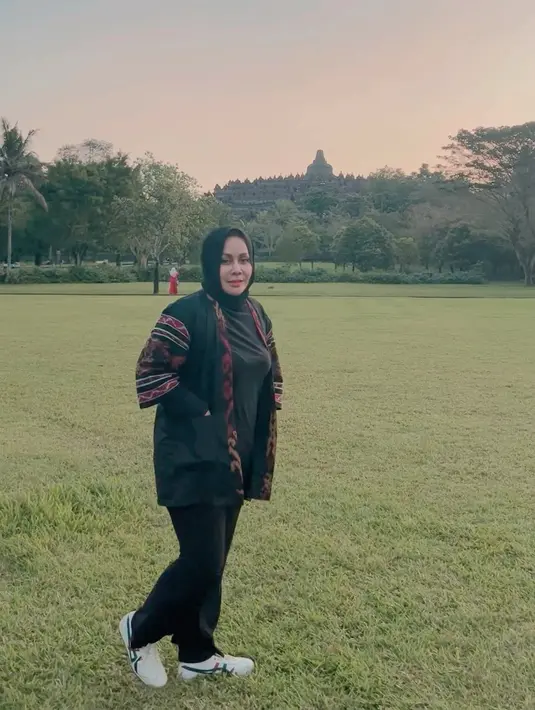 <p>Setelah mengenakan hijab, sosok Mak Vera pun berubah drastis. Ia tampak lebih muda. (FOTO: instagram.com/makverazanobia/)</p>