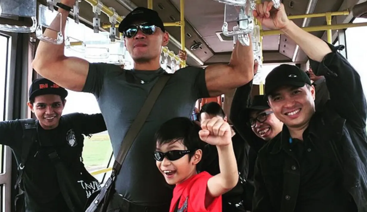 Deddy dan Azka ketika berada di dalam sebuah angkutan umum. (Instagram @corbuzier)