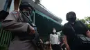 Polisi bersenjata berjaga di depan halaman Gereja Kristus Raja, Jakarta Jumat (2/4/2021). Penjagaan ini untuk pengamanan umat kristiani yang sedang melakukan ibadah Jumat Agung pada perayaan Paskah. (merdeka.com/Imam Buhori)