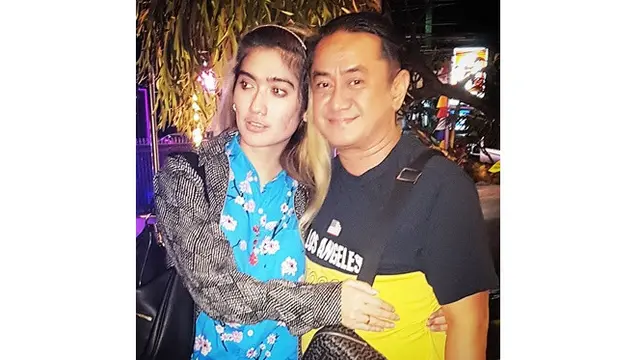 Terpaut 15 Tahun, Ini 6 Potret Mesra Revi Mariska Bareng Suami