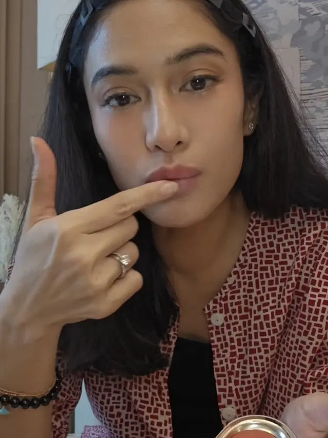 Touch Up Makeup ala Dian Sastrowardoyo dengan Hasil Minimalis. [@therealdisastr]