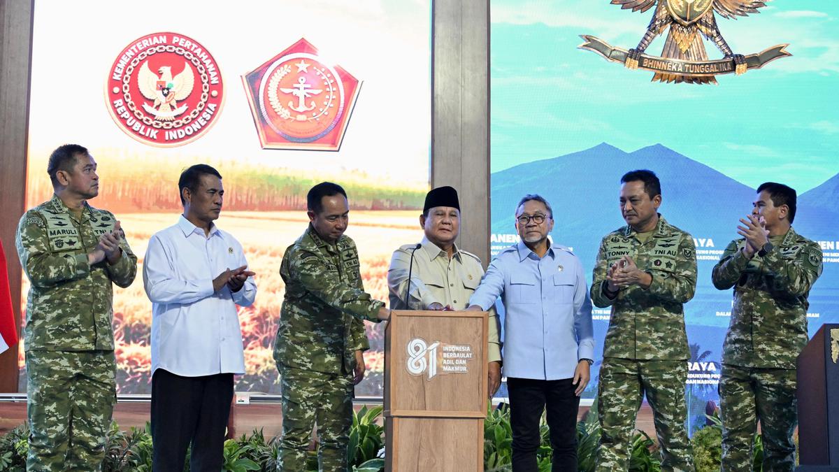 Canda Prabowo soal Polisi Tak Mau di Bawah Kemhan