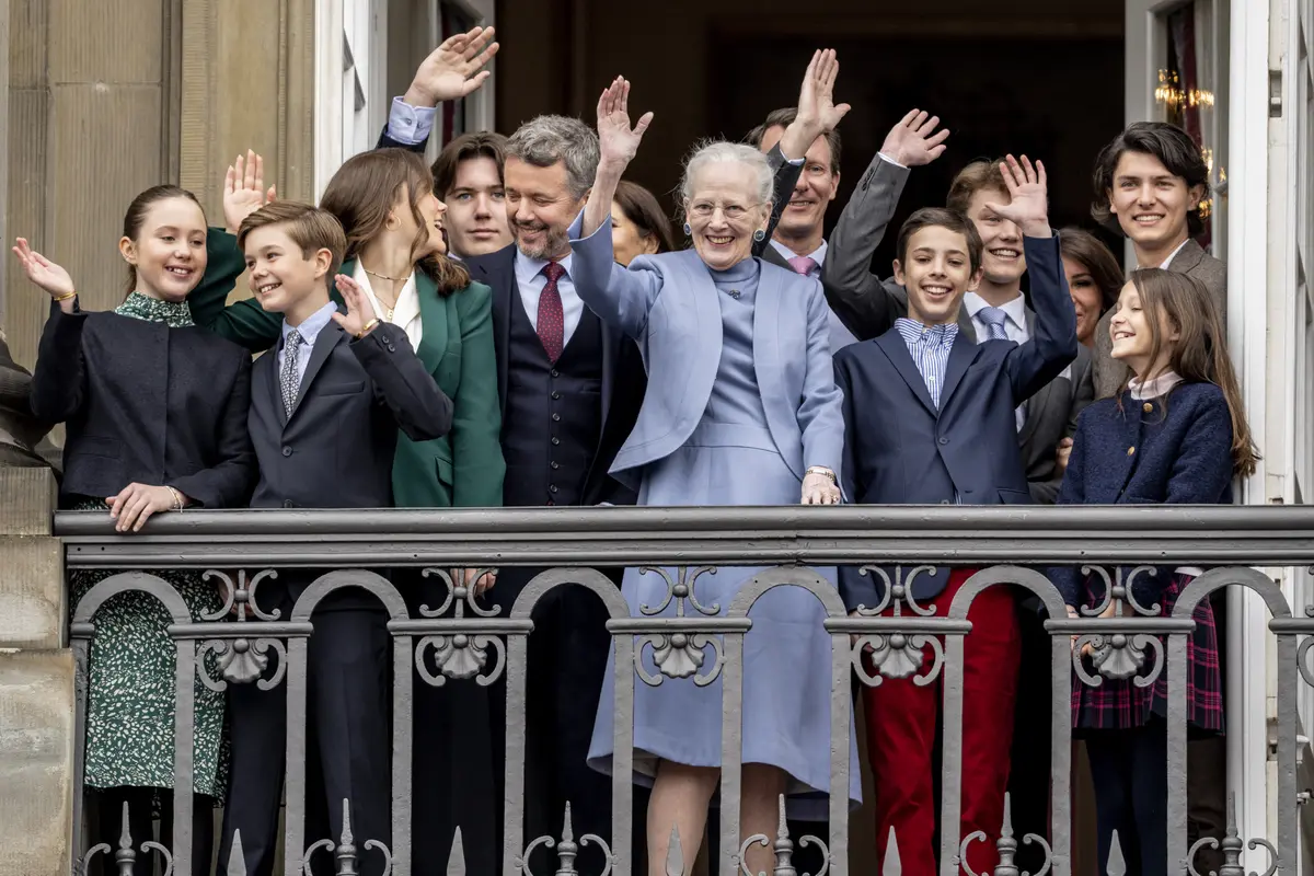 Ratu Margrethe II dari Denmark bersama para anggota keluarga