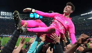 Kiper Lazio, Edoardo Motta, dielu-elukan oleh rekan-rekan setimnya setelah tampil gemilang dalam drama adu penalti melawan Atalanta di semifinal Coppa Italia 2025/2026 di Bergamo, Kamis (23/4/2026) dini hari WIB. Lazio menang melalui drama adu penalti dan lolos ke final Coppa Italia. (Spada/LaPresse via AP)