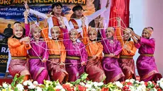 Seniman menampilkan tarian tradisional pesisir Rapai Geleng pada perayaan tradisi kenduri laut wilayah Panglima Laot Lok Kuala Cangkoi di Ulee Lheu, Banda Aceh, Aceh, Rabu (22/7/2026). (AFP/ Chaideer Mahyuddin).