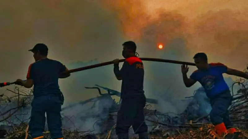 Pemadaman titik kebakaran hutan dan lahan atau karhutla oleh petugas.