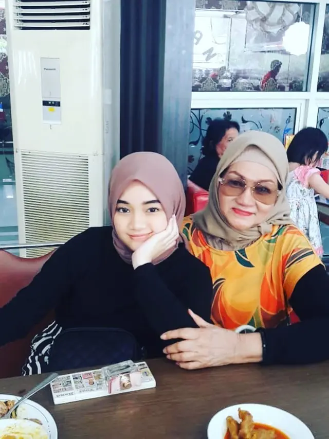 Jarang Terekspos, Ini 6 Potret Ibu Maia Estianty yang Awet Muda