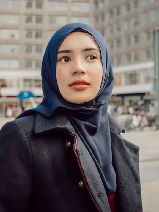 Beby Tsabina mengungkapkan rasa syukurnya atas kesempatan ini melalui unggahan media sosial. Momen umrah perdana bersama suami menjadi pengalaman yang tak terlupakan baginya. (Liputan6.com/IG/@bebytsabina)