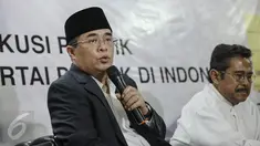 Calon Ketua Umum Partai Golkar Ade Komarudin menjadi pembicara dalam diskusi partai politik di Jakarta, Jumat (29/4/2016). Diskusi tersebut membahas babak baru partai politik di Indonesia. (Liputan6.com/Faizal Fanani)