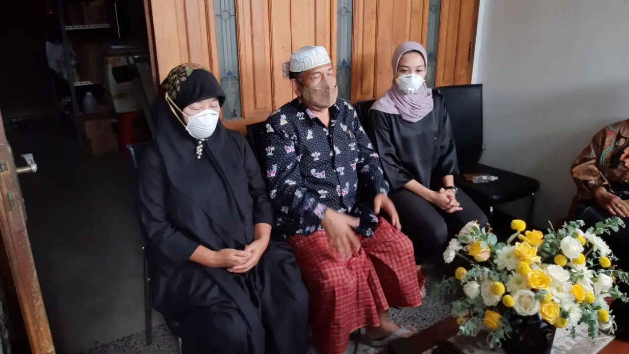 Ayah Fadly Satrianto menunggu kedatangan anaknya dari Jakarta. (Dian Kurniawan/Liputan6.com)