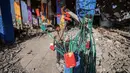 Mesir mendorong mandat penjaga perdamaian yang bersifat menjaga perdamaian, bukan memaksa perdamaian, dengan menekankan pentingnya menstabilkan gencatan senjata. Tampak dalam foto, seorang anak laki-laki bermain dengan instalasi seni jalanan dan mural di sisi-sisi bangunan yang hancur di kamp pengungsi Maghazi di luar Deir al-Balah pada Senin 8 Desember 2025. (EYAD BABA/AFP)