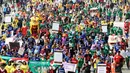 Ribuan orang berlongmarch dari Bundaran HI menuju kawasan Patung Kuda, Jakarta, Minggu (16/11/2014). (Liputan6.com/Faizal Fanani)