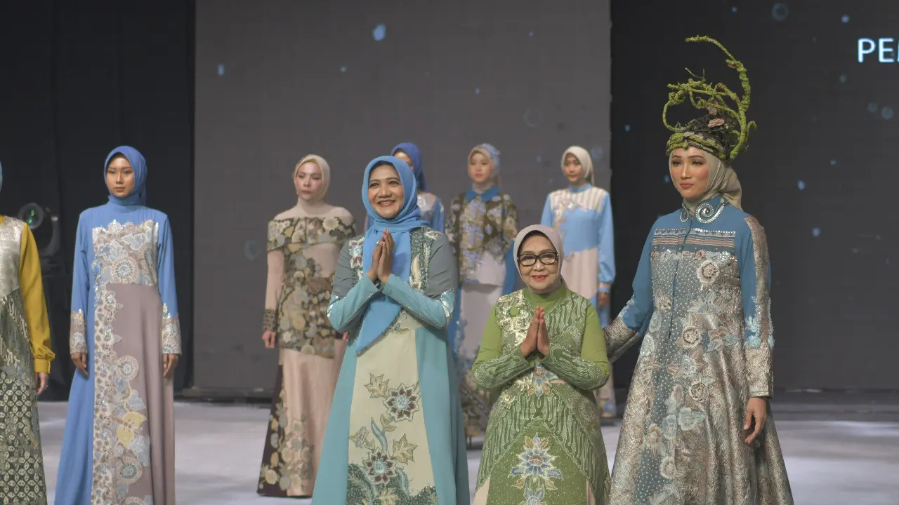 Bupati Jombang Mundjidah Wahab (baju hijau) berkolaborasi dengan  Lia Afif memamerkan hasil koleksi barunya bernama Narendramarta pada panggung Surabaya Fashion Parade 2022. (Dian Kurniawan/Liputan6.com)