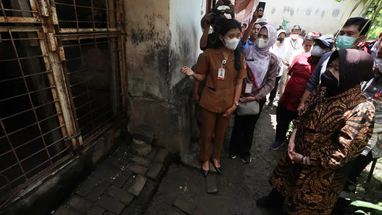 Mensos Risma meninjau ODGJ di Gianyar, Bali yang dikurung keluarganya karena kerap mengganggu warga sekitar. (Foto: Tim Humas Kemensos)