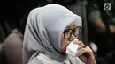 Ekspresi istri terdakwa kasus dugaan penghilangan barang bukti pengaturan skor Joko Driyono saat menghadiri sidang vonis PN Jakarta Selatan, Selasa (23/7/2019). Sebelumnya, hakim mempertimbangkan hal-hal yang meringankan dan memberatkan dalam menyusun amar putusan. (Liputan6.com/Faizal Fanani)