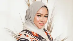 Seleb yang mengawali karier sebagai finalis Gadis Sampul ini kerap tampil natural tanpa makeup. Namun saat pemotretan, ia tampil totalitas dengan riasan wajah. Aryani tampak cantik dengan makeup flawless. (Liputan6.com/IG/@aryanifitriana24)